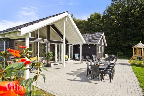 På den stora terrassen kan man njuta gott av solen i sköna trädgårdsmöbler