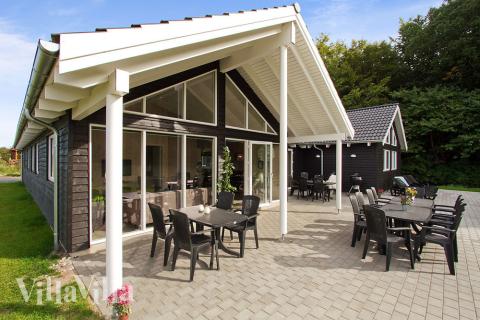 Den danska sommaren kan man riktigt njuta av på den stora och delvis skyddade terrassen