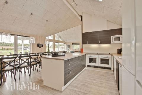 Köket är väl utrustat och ligger i öppen förbindelse med matsalsplats och soffgrupp