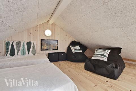 Sovalkoven är inrättad till de yngre gästerna med sittpuffar, plattskärms-tv och DVD