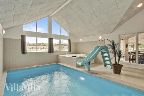 I husets egna pool kan det badas i timvis för att därefter koppla av i husets bastu eller spa bad