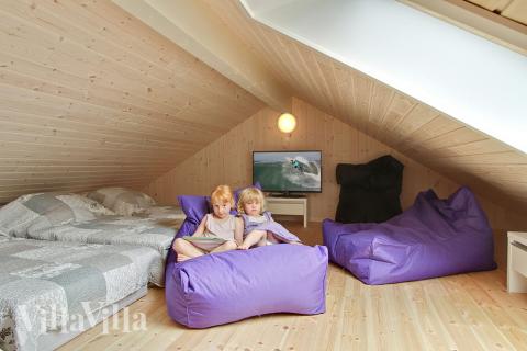 Till barn och unga finns en myshörna uppe på sovloftet 