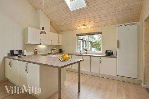 Köket är väl utrustat med allt vad man kan tänkas behöva under semesterns matlagning