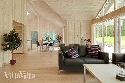 Vardagsrummet är inrättat med soffgrupp och matsalsplats - och ligger i samfälld förbindelse med köket, vilket skapar en öppen och trevlig atmosfär däremellan