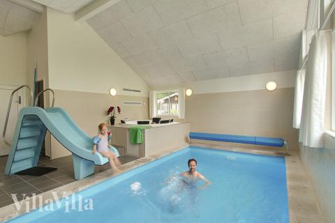 I den inbjudande poolavdelningen kan både barn och vuxna roa sig i timvis