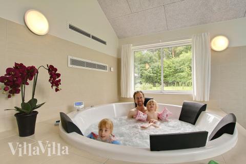 Det stora inbyggda spabadet står för lyxig avslappning och rekreation