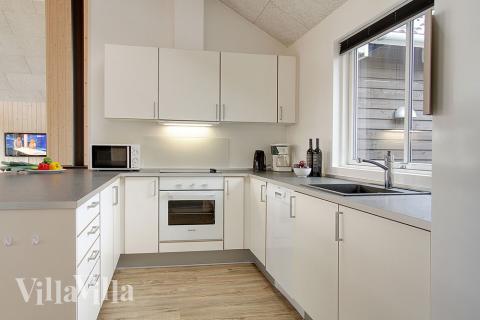 Köket är väl utrustat med allt vad man kan tänkas behöva under semesterns matlagning