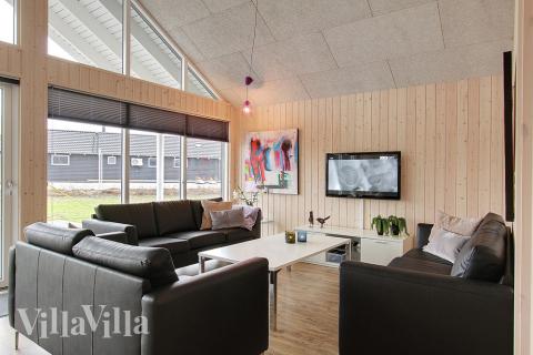 Den härliga soffgruppen med kakelugn inbjuder till en skön stund med en god bok eller ett brädspel med familj och vänner