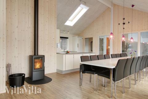 Det centralt ordnade vardagsrummet inbjuder till trevnad och avkoppling med familj och vänner