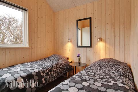 Sovrummen är ljust inredda med antingen dubbel- eller enkelsäng och inbyggda garderober