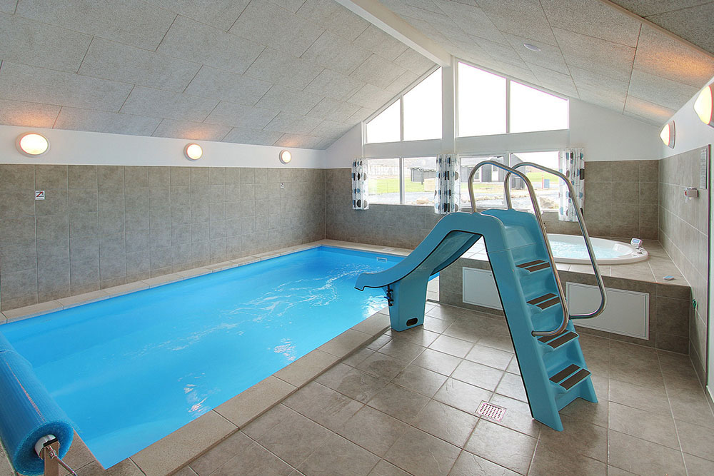 Alla vattenälskare kan roa sig i timvis i husets pool med vattenrutschbana, spabad och bastu