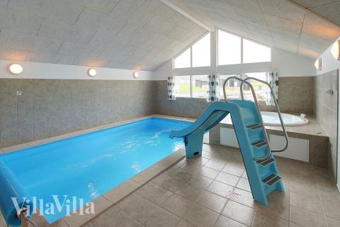 Alla vattenälskare kan roa sig i timvis i husets pool med vattenrutschbana, spabad och bastu