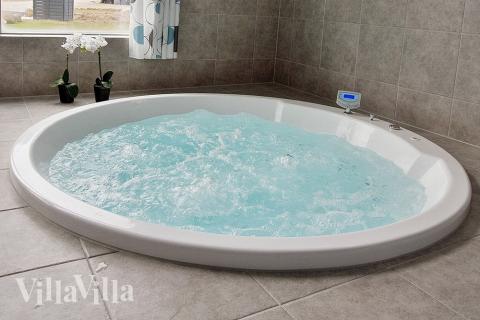 I det eleganta spa badet kan man riktigt koppla av efter en händelserik semesterdag