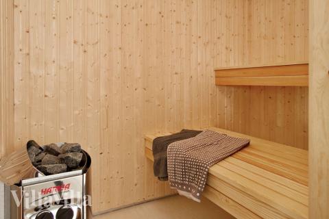 Efter simturen kan man koppla av i det stora spabadet eller i bastun