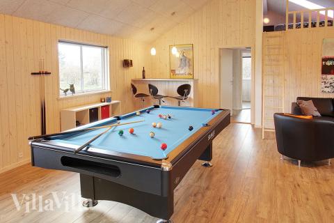 Familj och vänner kan utmana varandra i både biljard/bordtennis, dart, fotbollsspel och Playstation 3