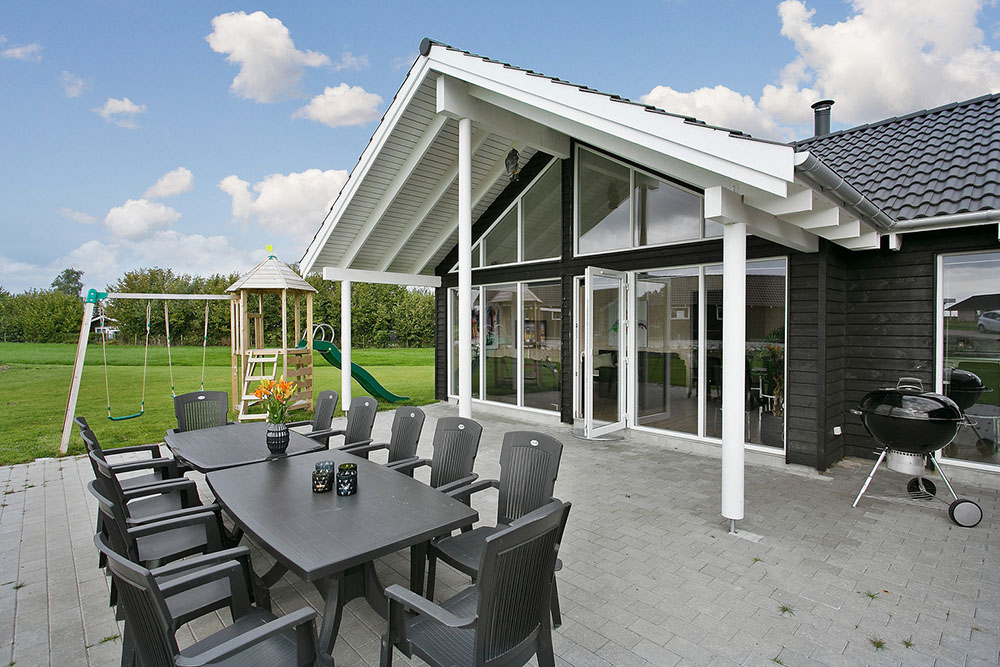 Huset har en stor terrass där det kan grillas och umgås. För de minsta gästerna finns gungor och sandlåda i trädgården