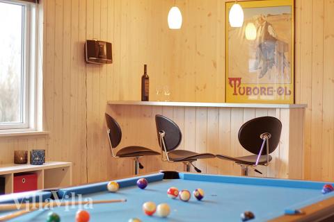 I husets aktivitetsrum är det inrättat en mysig bar med kylskåp där man kan mixa drinkar eller servera kalla drycker till de spelande