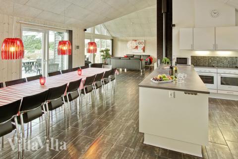 Vardagsrummet är rymligt och husets naturliga samlingspunkt med soffgrupp och matplatser