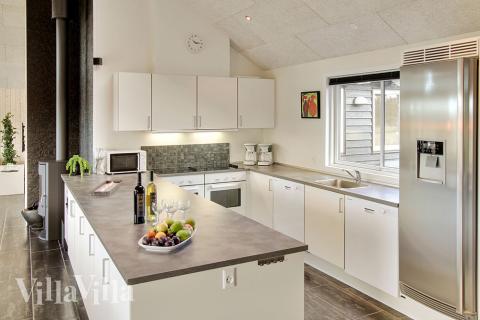 Köket är välutrustat och i öppen förbindelse med vardagsrummet, vilket skapar en social och trevlig atmosfär däremellan under matlagningen