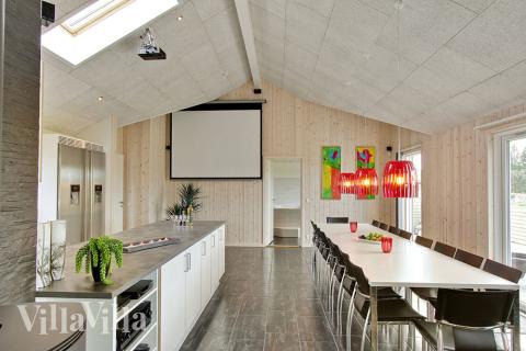 I vardagsrummet är duken och projektorn tillgängliga för gäster.