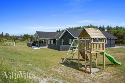 Till den trevliga sommarstugan nr 311 i Vestjylland erbjuds en mängd utomhusaktiviteter, t.ex. lektorn och gungor