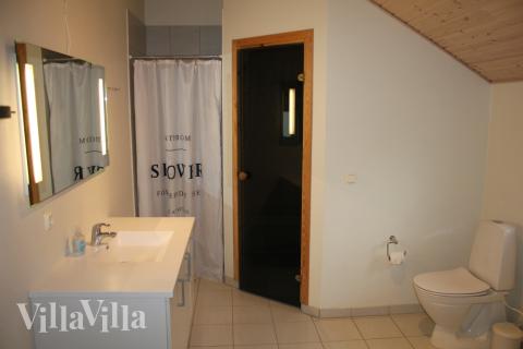 Efter en händelserik dag är det skönt att kunna koppla av i husets spabad