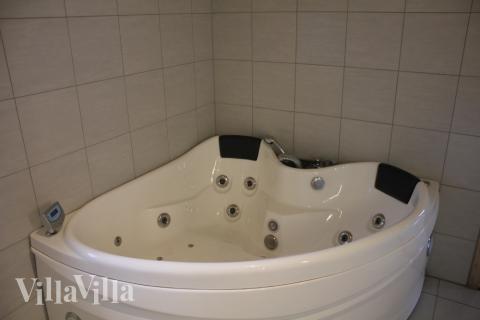 Lyxstuga nr 303 erbjuder bland annat ett härligt spabad