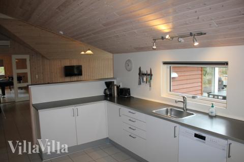 Köket är väl inrättat och ligger i öppen förbindelse med vardagsrummet, vilket skapar en trevlig och god atmosfär under matlagningen