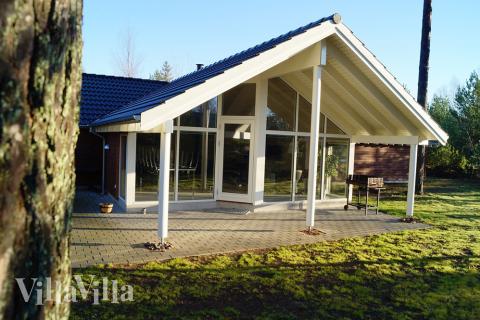 Den stora terrassen är delvis takbelagd - perfekt för långa soliga dagar och mysiga grillkvällar