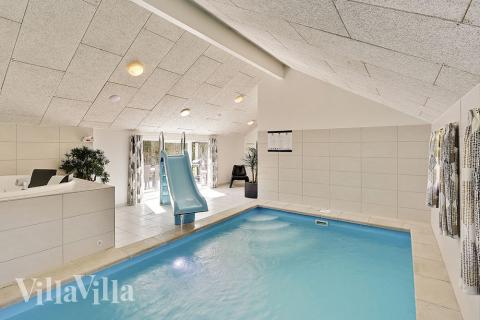 Badglada gäster kan utnyttja husets pool med vattenrutschbana och motströmsanläggning