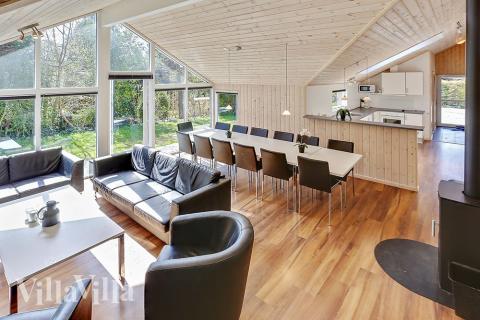 Allrummet med det stora fönsterpartiet är husets naturliga samlingspunkt med matsalsplatser, soffgrupp och tv