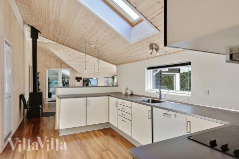 Köket, som ligger i direkt förbindelse med allrummet, är stort och naturligtvis utrustat med alla moderna bekvämligheter