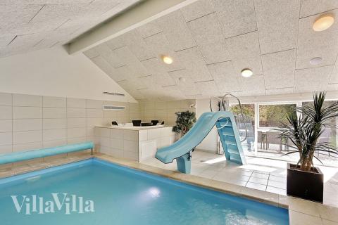 Det stora inbyggda spabadet står för lyxig avslappning och rekreation