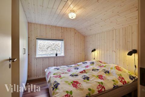 Sovrummen är ljusa och inbjudande med boxmadrasser och inbyggda garderober