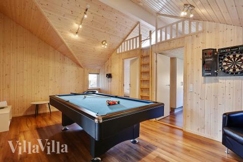 Om du vill ha aktivitet medan på semester, så erbjuder detta lyxiga stuga på både bordtennis / biljard och dart