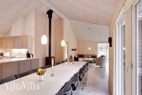 Allrummet är ljust och rymligt och ligger i förbindelse med köket, så att man enkelt kan umgås och prata under matlagningen