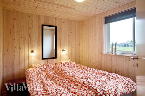 Sovrummen är ljusa med sköna sängar och inbyggda garderober