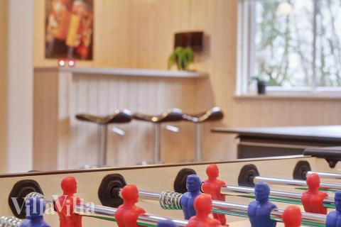 I husets aktivitetsrum är det inrättat en mysig bar med kylskåp där man kan mixa drinkar eller servera kalla drycker till de spelande