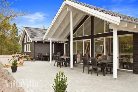 Huset har en stor och delvis täckt terrass där solen kan njutas av i sköna trädgårdsmöbler
