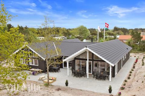 Detta praktfulla lyxsommarhus ligger nära semesterorten Henne, som även är känd för sin fantastiska sandstrand