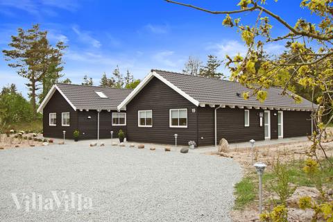 I Vestjylland ligger detta vackra poolhus nr 313 med plats för 18 personer.