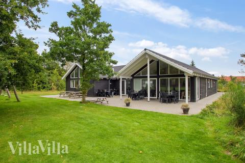 Den tjusiga sommarstugan nr 313 med gott om plats för upp till 18 personer