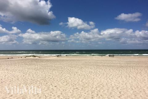 Stranden i närheten av lyxhus 313.