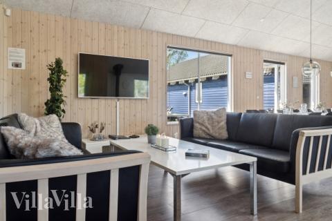 I soffhörnan i lyxstuga 314 i Lolland/Falster/Møn kan ni spela brädspel eller titta på film tillsammans.