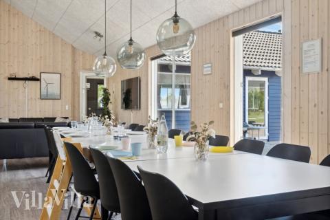 Det stora ljusa vardagsrummet i lyxstuga nr 314 för 20.