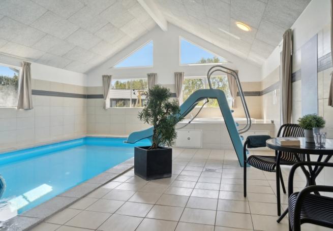 Sommarstuga 314 är inredd med en smakfull poolavdelning som har vattenrutschbana, ett stort inbyggt spapad och bastu