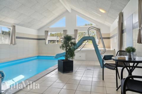 Sommarstuga 314 är inredd med en smakfull poolavdelning som har vattenrutschbana, ett stort inbyggt spapad och bastu