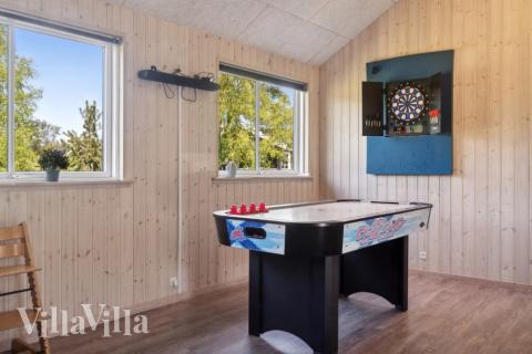 Lyxstuga 314 för 20 personer har ett stort aktivitetsrum med bl.a. biljard och dart