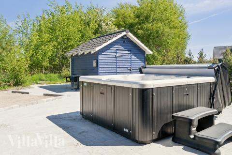 Njut av spabadets värme i lyxstuga nr 314 i Lolland/Falster/Møn