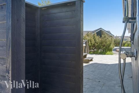 Till den trevliga sommarstugan nr 314 i Lolland/Falster/Møn erbjuds en mängd utomhusaktiviteter, t.ex. lektorn och gungor